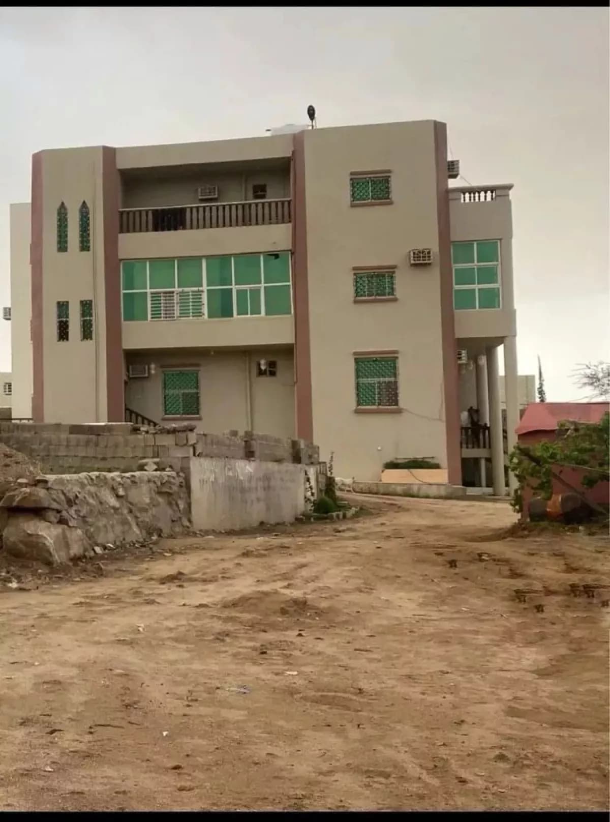 Building For Rent - Image 1