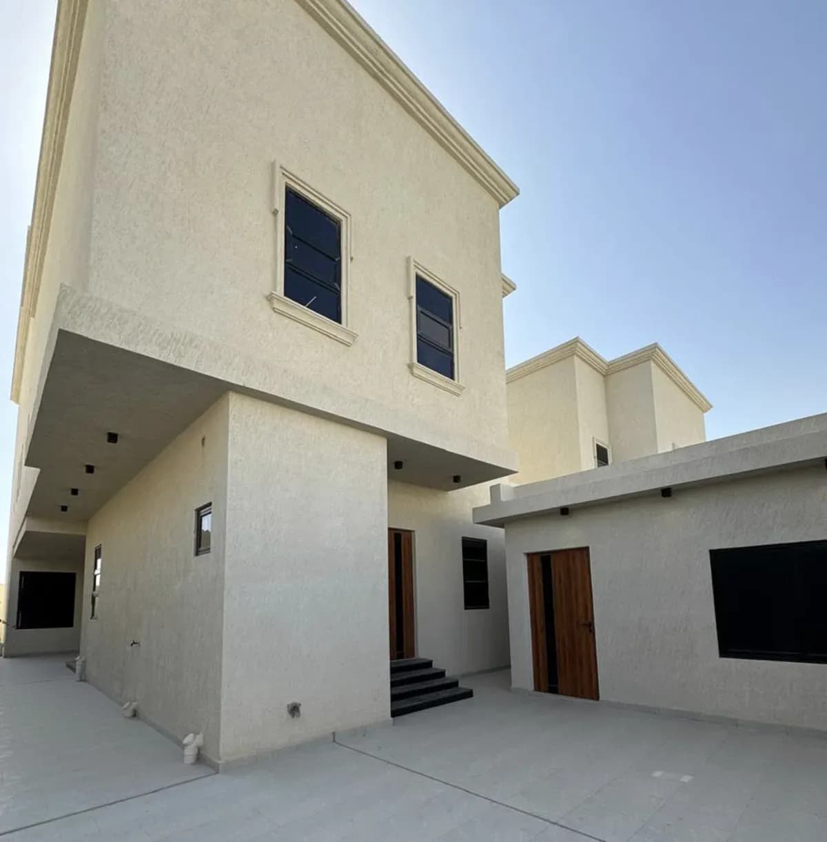 Villa For Sale - Image 1